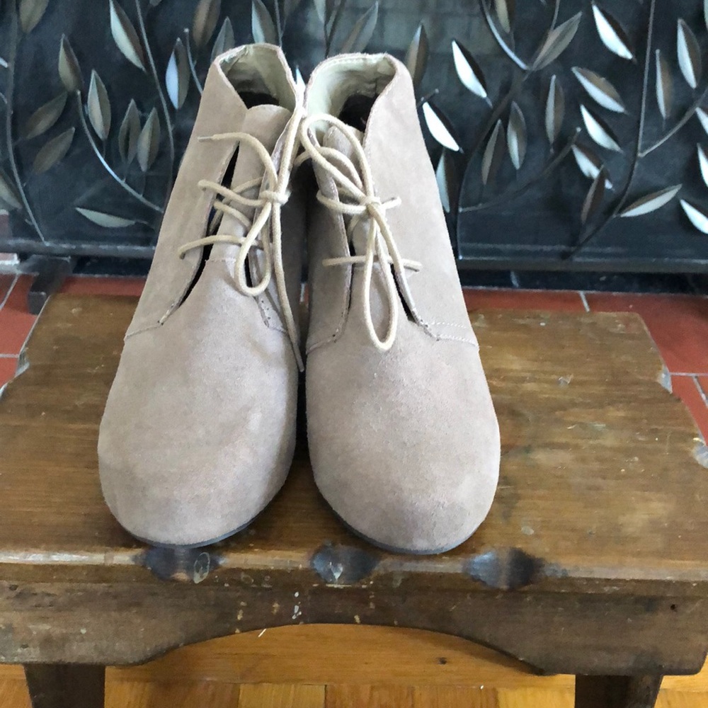 NWT DV Booties